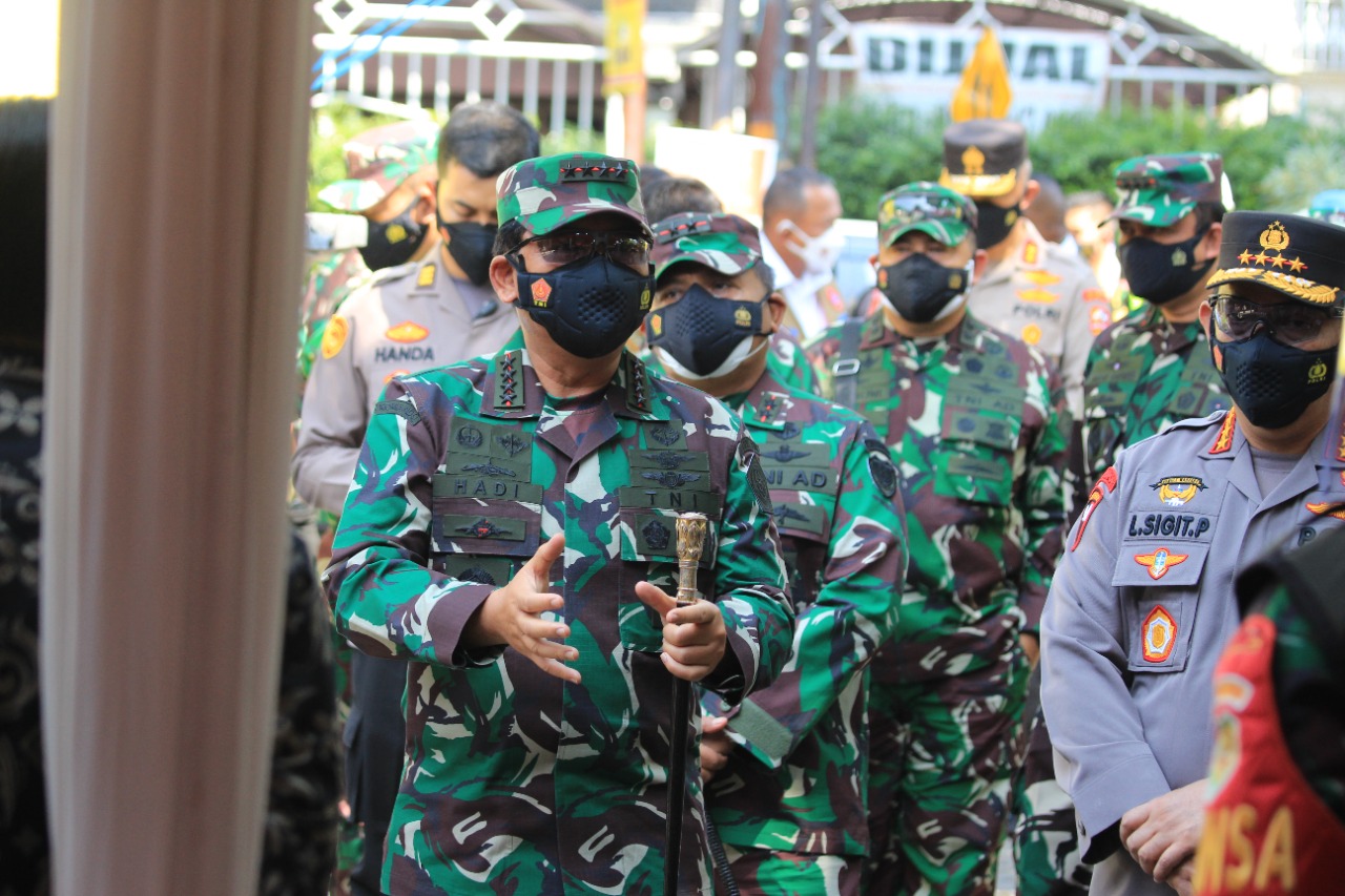 Pangdam IIISiliwangi Dampingi Kunjungan Panglima TNI Dan Kapolri Tinjau Vaksinasi Di GOR Arcamanik