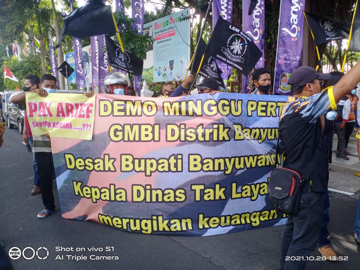 Demo GMBI Di Depan Kantor Dinas Perikanan Banyuwangi Berlangsung Panas