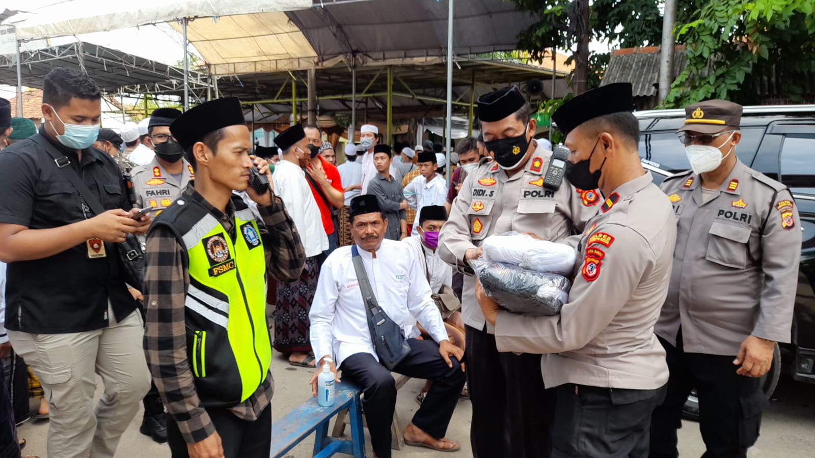 Kasat Binmas Polres Cirebon Kota, Bagikan Masker Bentuk Peduli Polisi Pada Warga