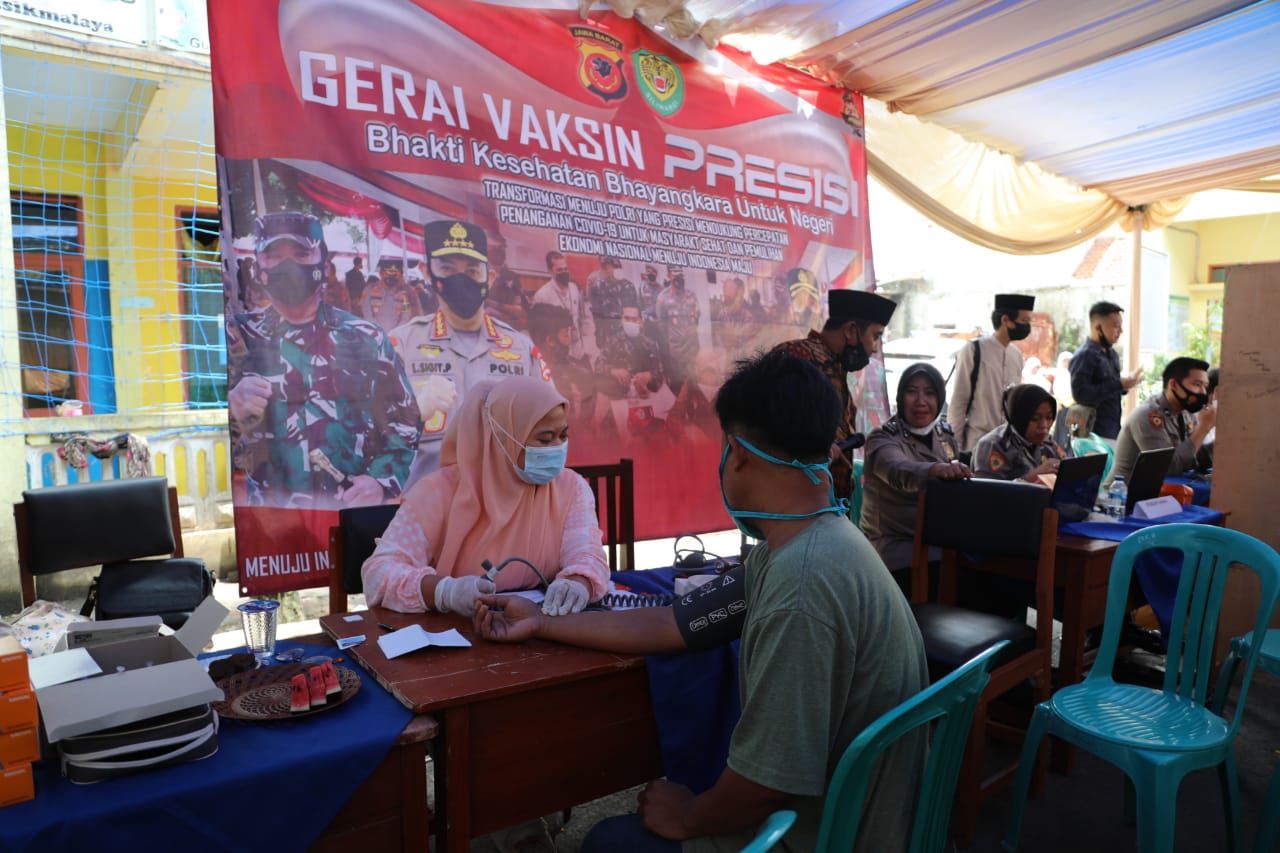 Sinergitas TNI-Polri Gelar Gerai Vaksin Presisi di Pesantren Al-Urwatul Wustha di Kecamatan Mangkubumi