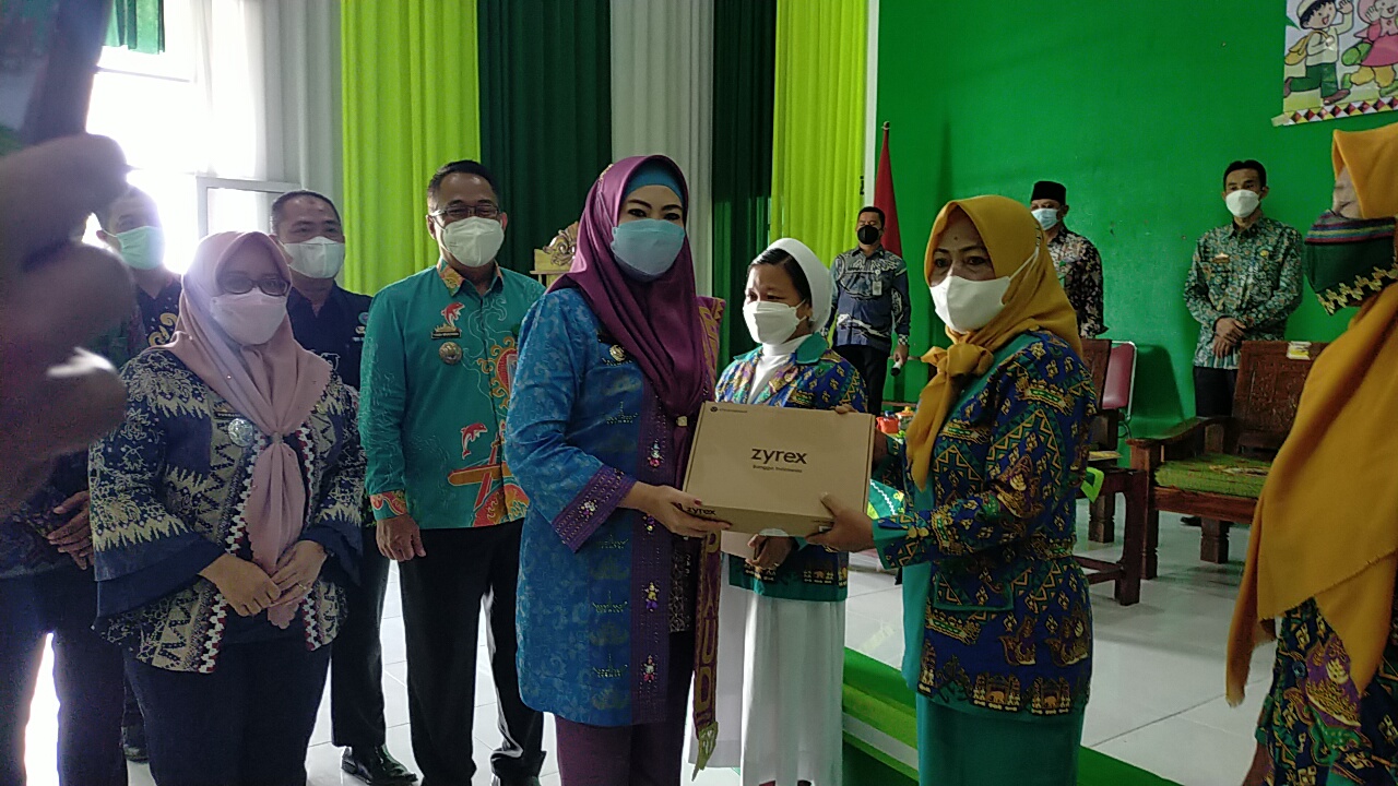 Bupati Tanggamus Hj. Dewi Handajani, Membuka Kegiatan Bimtek Peningkatan Kapasitas Penyelenggaraan PAUD Holistik Integratif