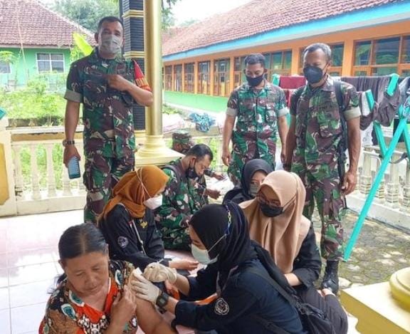 Koramil 1503/Ciniru Melaksanakan Kegiatan Vaksinasi Door To Door Rumah Ke Rumah Dosis 1 dan 2 Di Desa Cipedes Kecamatan Ciniru