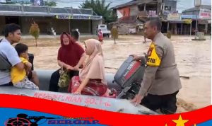 Kapolres Rohul Mendorong Perahu Karet Ibu Hamil Korban Banjir Untuk Ke Bidan
