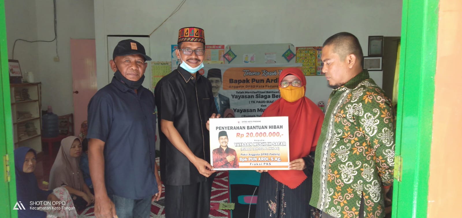 Gelar Reses, Pun Ardi, S. Ag Anggota DPRD Kota Padang Fraksi PKS Mengajak Masyarakat Tetap Jaga Kesehatan Di Rangkai Menyerahkan Bantuan Kepada Yayasan Siaga Bersama