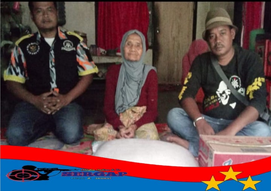 LSM GMBI KSM Tanjungjaya, Bantu Korban Rumah yang Tertimpah Pohon