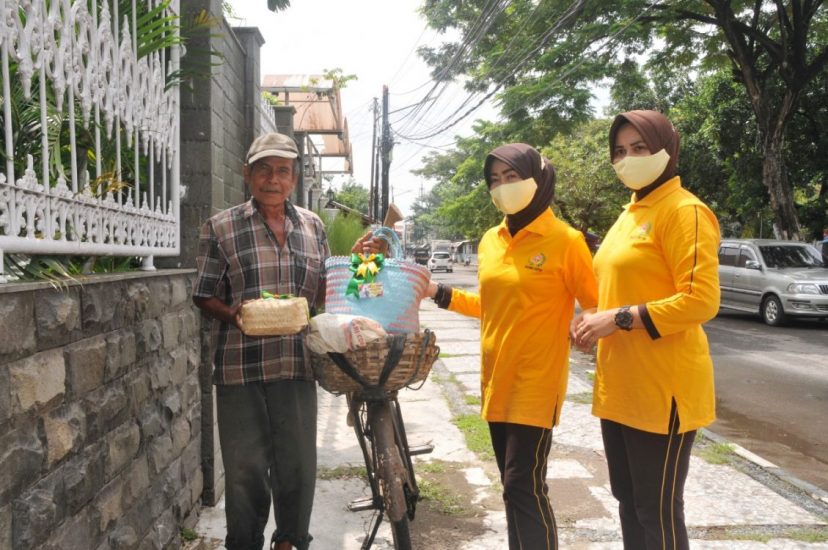 Persit Bagikan Sembako di Jalanan Kota Cirebon