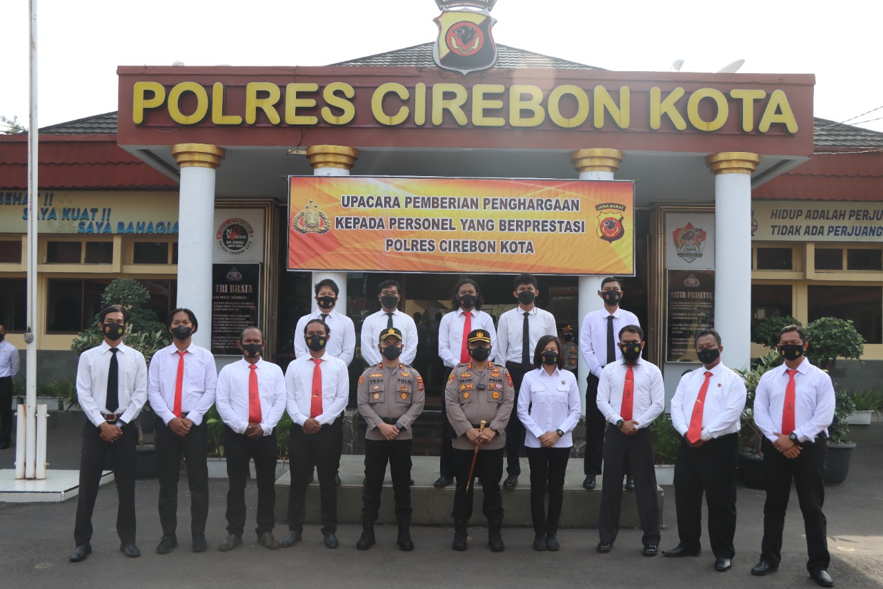Kapolres Cirebon Kota Beri Apresiasi dengan Penghargaan Terhadap Anggota Berprestasi
